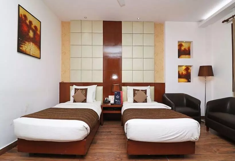 ホテル Oyo Premium Neelam Chowk