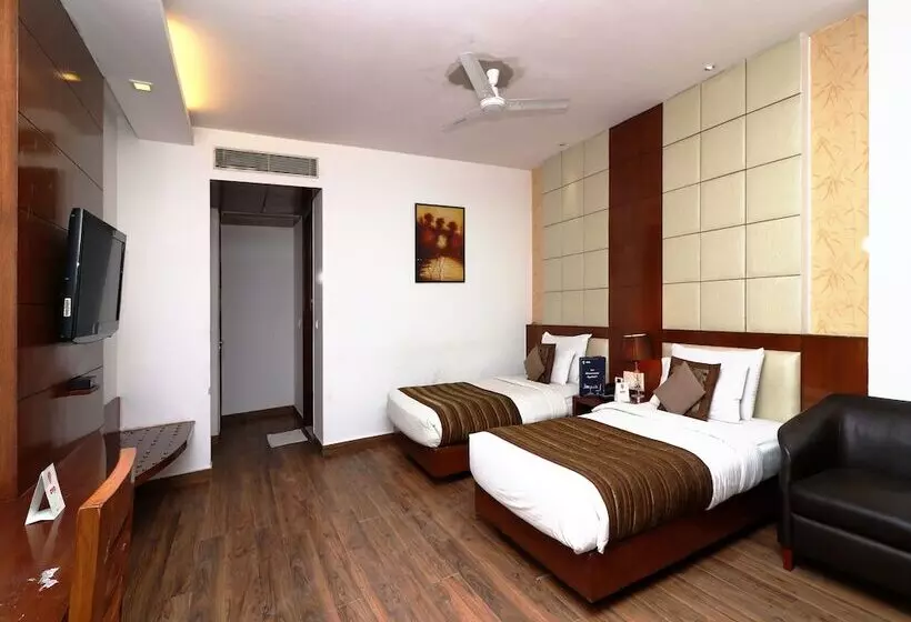 ホテル Oyo Premium Neelam Chowk