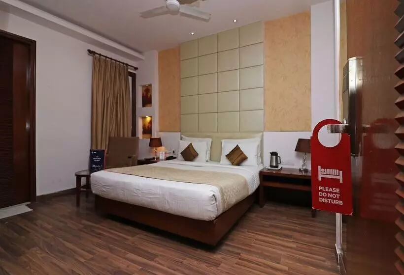 ホテル Oyo Premium Neelam Chowk
