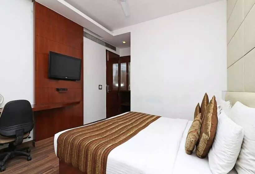 ホテル Oyo Premium Neelam Chowk