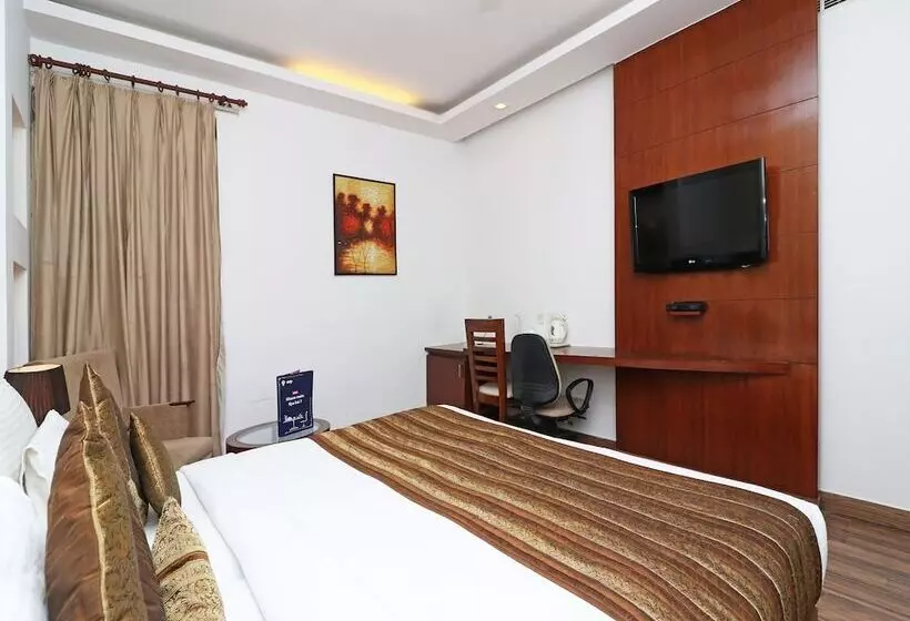 ホテル Oyo Premium Neelam Chowk