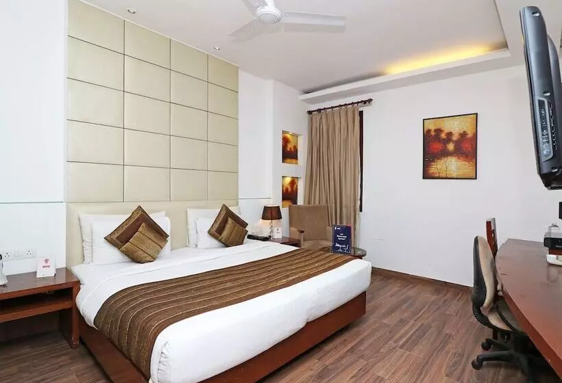 ホテル Oyo Premium Neelam Chowk
