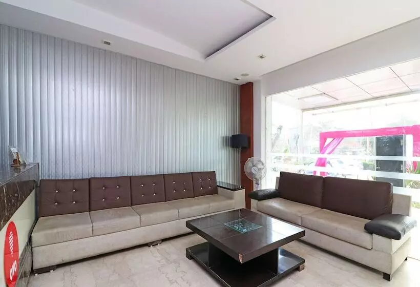ホテル Oyo Premium Neelam Chowk