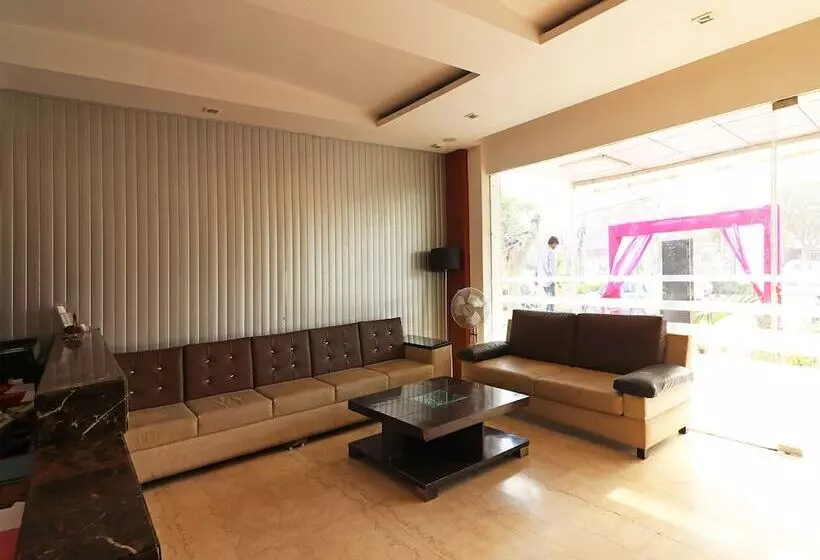 ホテル Oyo Premium Neelam Chowk