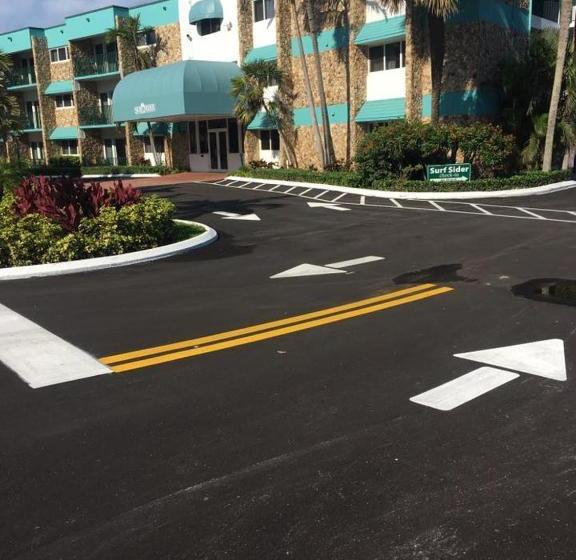 בית מלון כפרי Surf Rider Resort