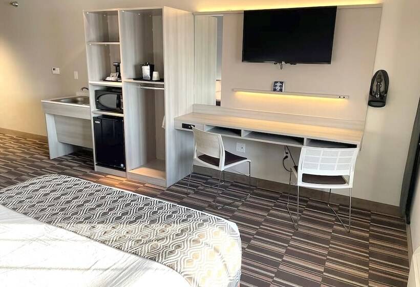 Отель Coratel Inn & Suites By Jasper Rochester