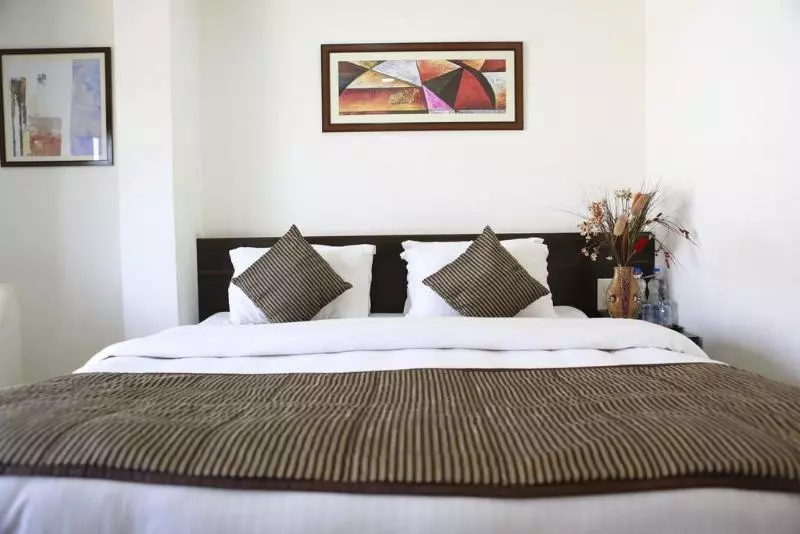 هتل J R Avezika Comfort