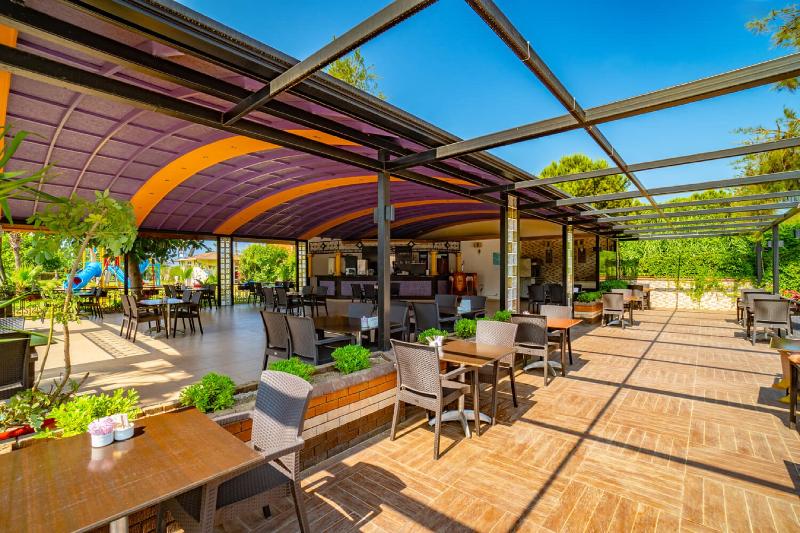 אתר נופש Clover Magic Park Beach