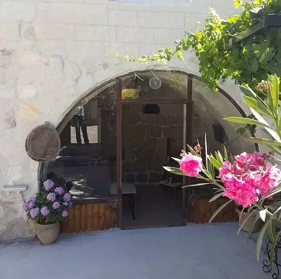 هتل Whisper Cave House