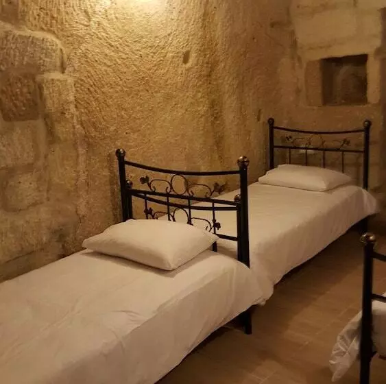 هتل Whisper Cave House