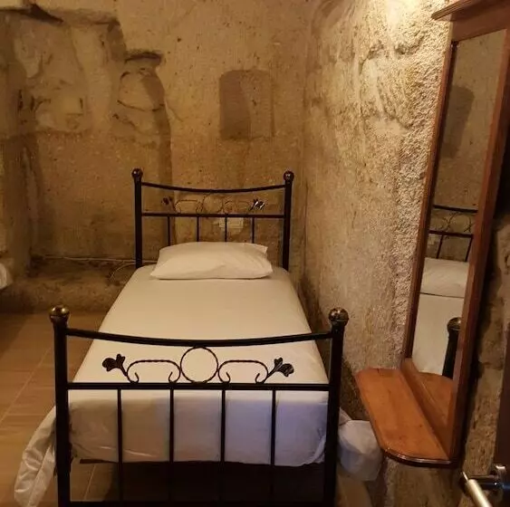 هتل Whisper Cave House