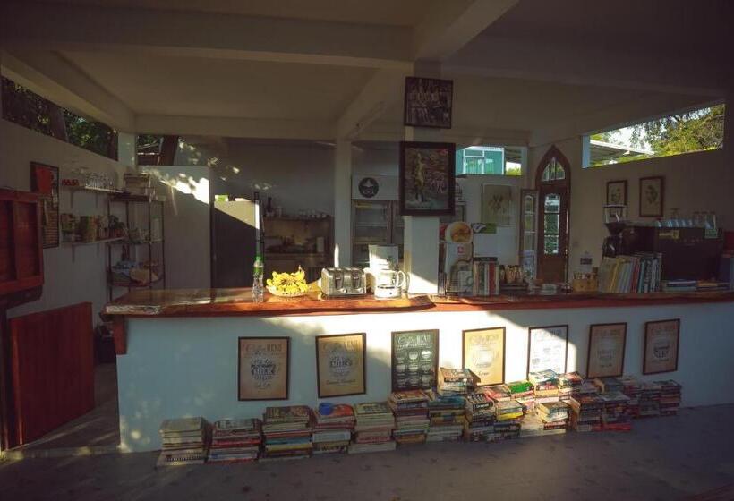 استراحتگاه Tree Roots Retreat