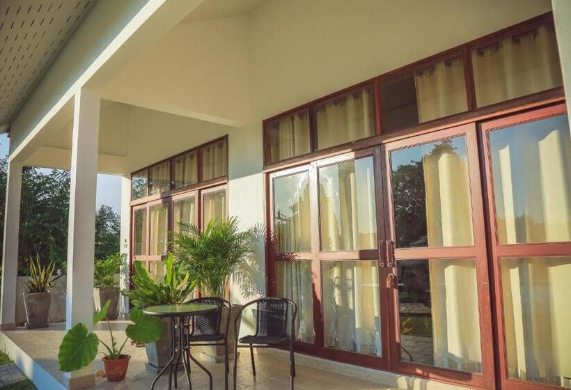 استراحتگاه Tree Roots Retreat