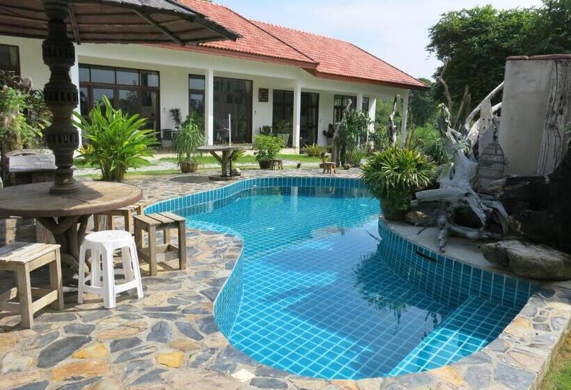 استراحتگاه Tree Roots Retreat