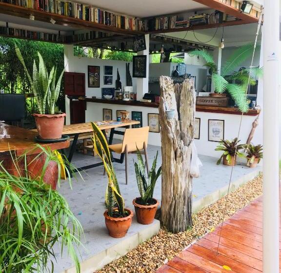 استراحتگاه Tree Roots Retreat