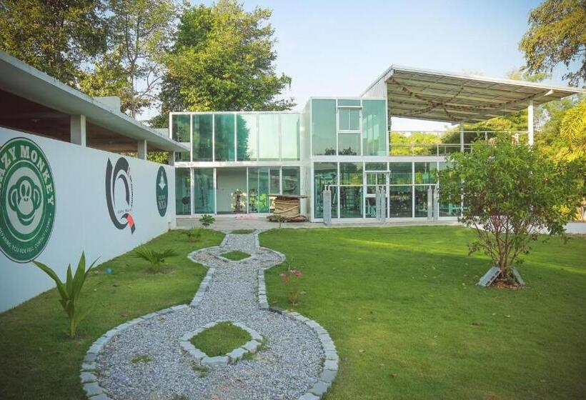 استراحتگاه Tree Roots Retreat