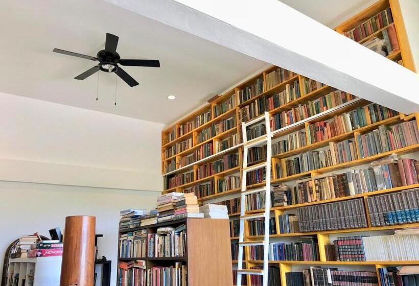 استراحتگاه Tree Roots Retreat