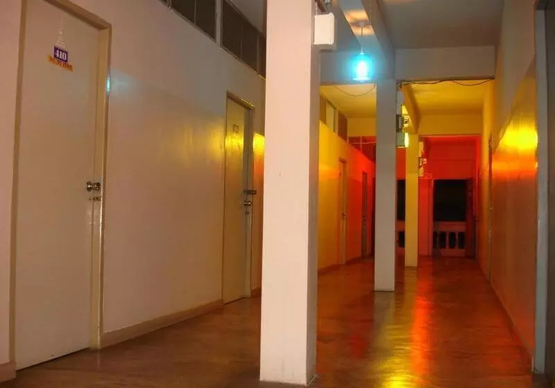 هتل B&b House & Hostel