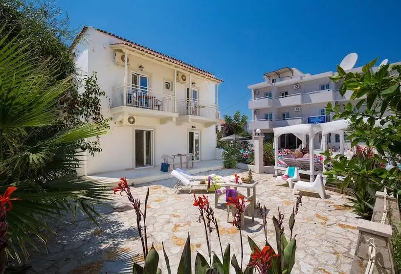 Hotelli Paralia Studios