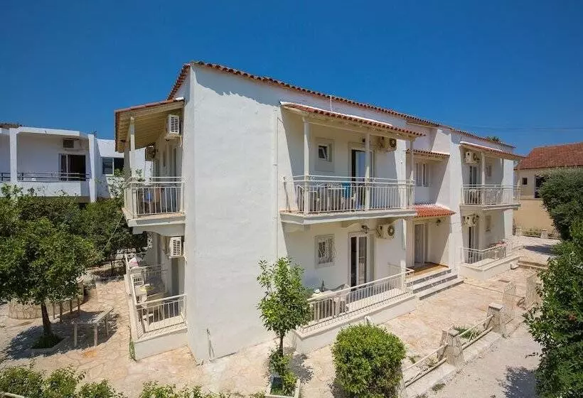 Hotelli Paralia Studios