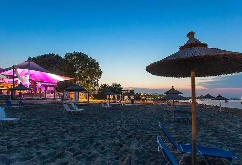 Hotelli Paralia Studios