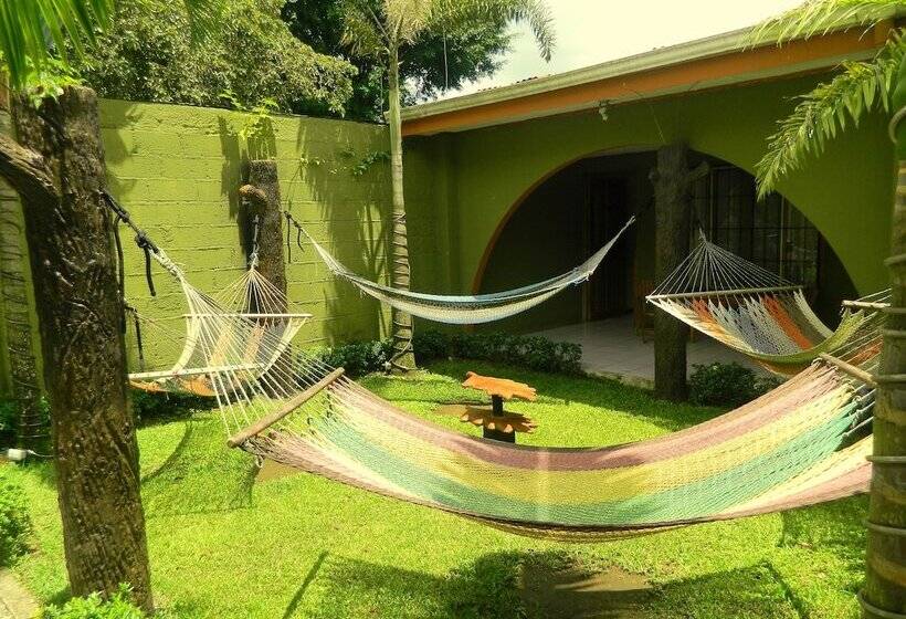 هتل Hostel Backpackers La Fortuna