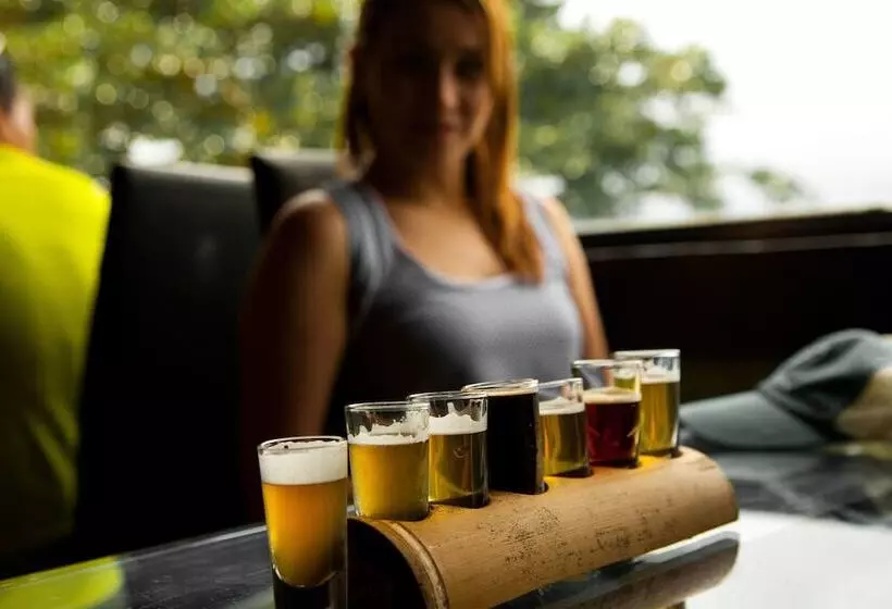 Hotelli Lake Arenal Jungle Resort & Brewery