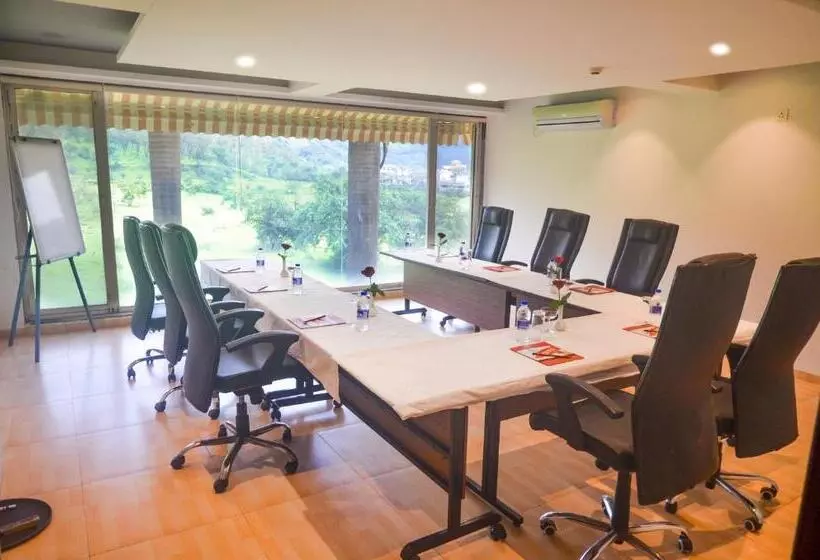 Hotelli 7 Apple Resort  Lonavala