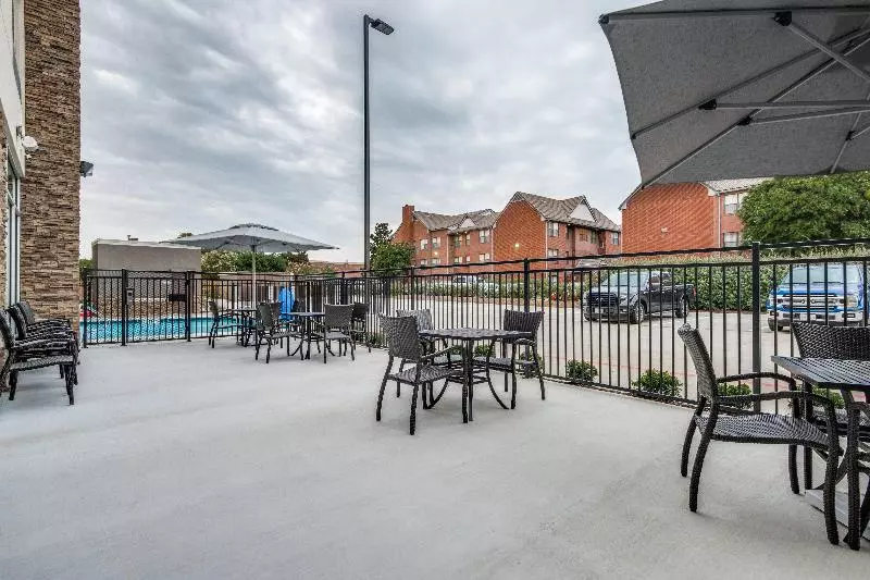 هتل Holiday Inn Express & Suites Dallas North   Addison, An Ihg