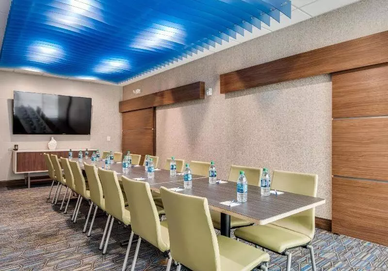 هتل Holiday Inn Express & Suites Dallas North   Addison, An Ihg