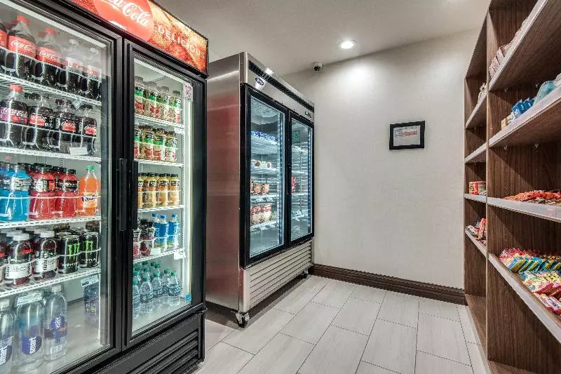 هتل Holiday Inn Express & Suites Dallas North   Addison, An Ihg