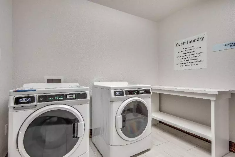 هتل Holiday Inn Express & Suites Dallas North   Addison, An Ihg