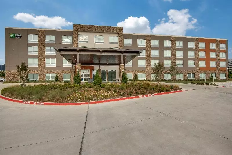 هتل Holiday Inn Express & Suites Dallas North   Addison, An Ihg