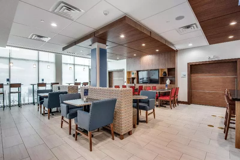 هتل Holiday Inn Express & Suites Dallas North   Addison, An Ihg
