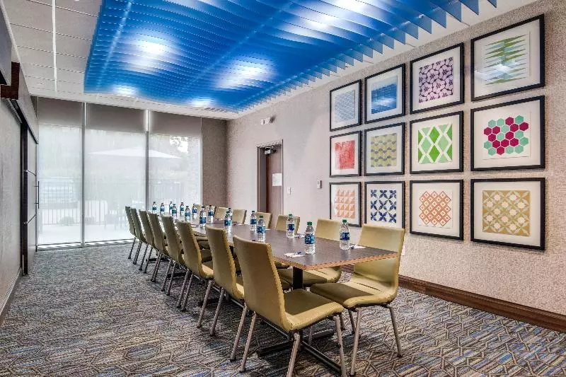 هتل Holiday Inn Express & Suites Dallas North   Addison, An Ihg