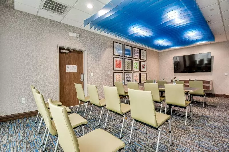 هتل Holiday Inn Express & Suites Dallas North   Addison, An Ihg