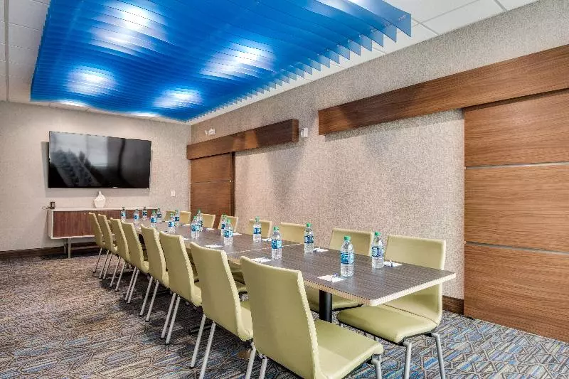 هتل Holiday Inn Express & Suites Dallas North   Addison, An Ihg