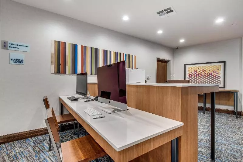 هتل Holiday Inn Express & Suites Dallas North   Addison, An Ihg