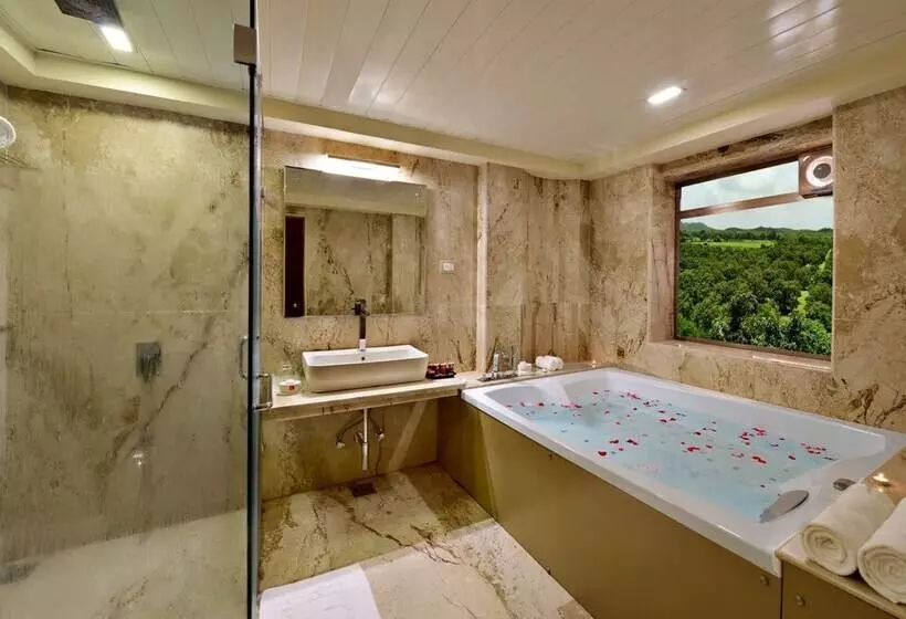 ホテル Sarovar Portico Sasangir