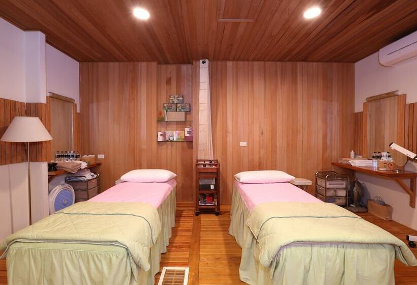 تختخواب و صبحانه Cypress House