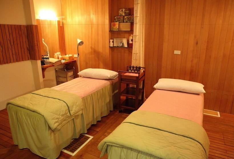 تختخواب و صبحانه Cypress House