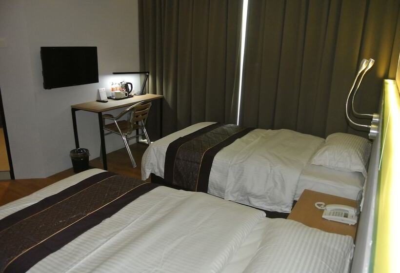 Super 8 Hotel @ Bayan Baru