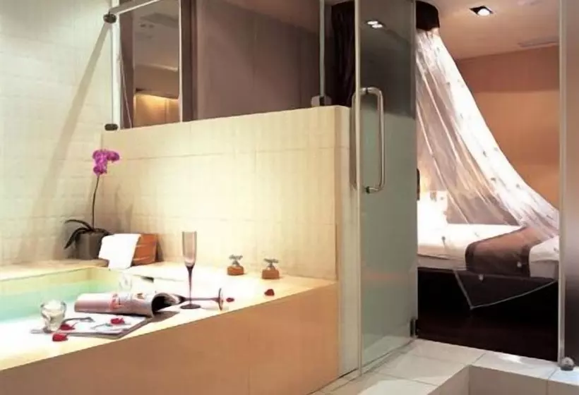 Otel The Solasresort Hot Spring