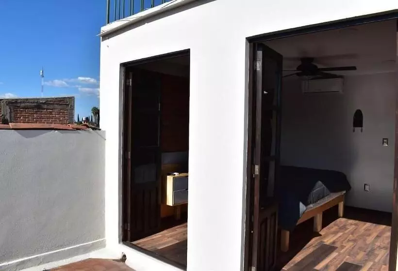 پانسیون El Suburbio   Serapio Rendon
