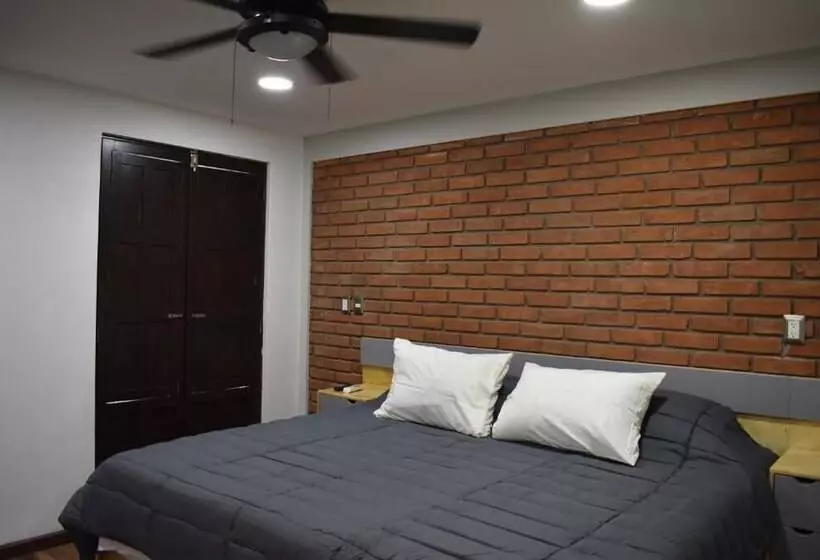 پانسیون El Suburbio   Serapio Rendon
