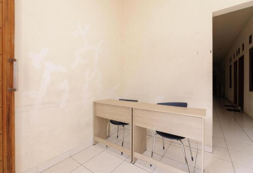 פנסיון Reddoorz At Meruya Utara