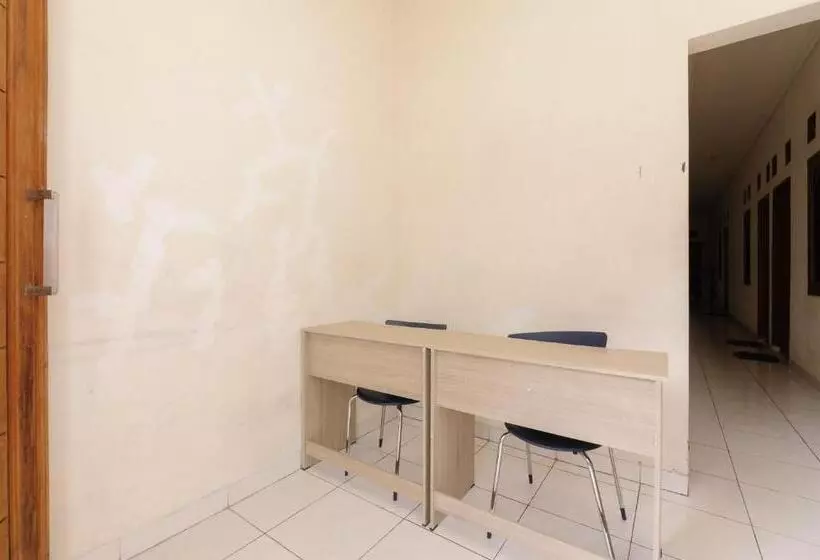 Majatalo Reddoorz At Meruya Utara