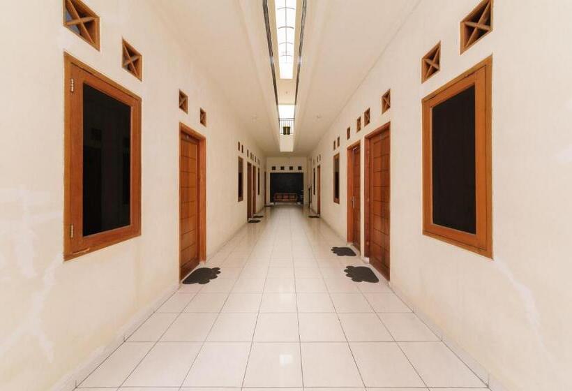 פנסיון Reddoorz At Meruya Utara