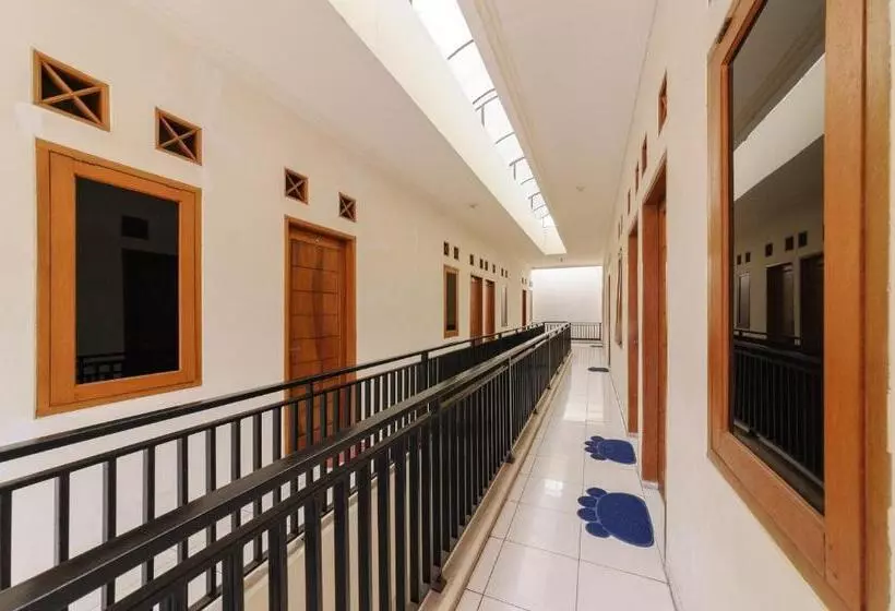 Majatalo Reddoorz At Meruya Utara