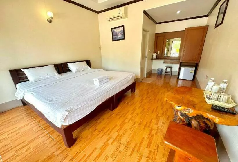 ホテル โรงแรมแสงทองรีสอร์ท